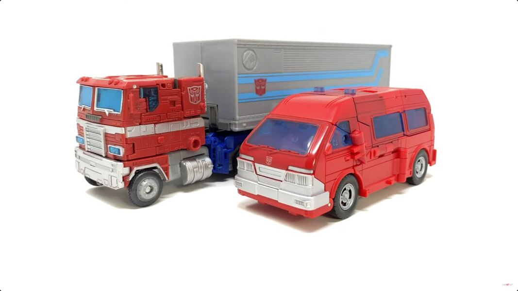 Studio Series 86 Ironhide Voyager In Hand Image  (44 of 56)